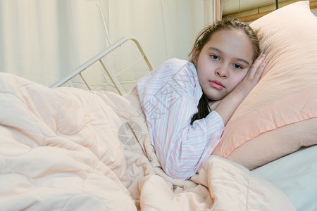女孩躺在医院病床上休息图片