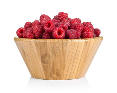 多汁的木头覆盆子白色背景的木碗中草莓图片