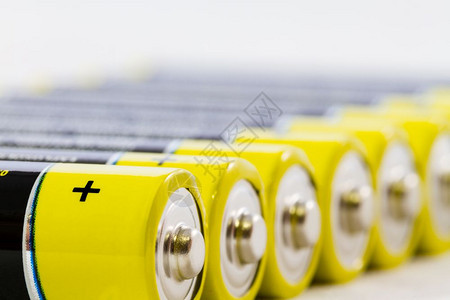 颜色白的底隔离黄色黑AAA碱电池对角形列黄色的图片