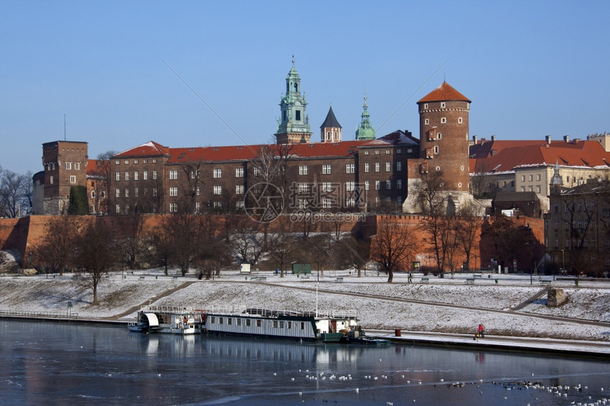 冷冻在波兰克拉科夫市WawelHill的皇家城堡上观测到冰冻的Vistula河艾伦冬天图片
