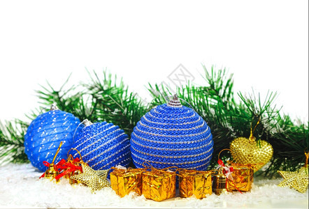 蓝色的白背景圣诞装饰舞会在白色背景下的圣诞节装饰球庆典快乐的图片