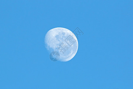 在无云清蓝的天空中观察月亮占星术循环科学图片
