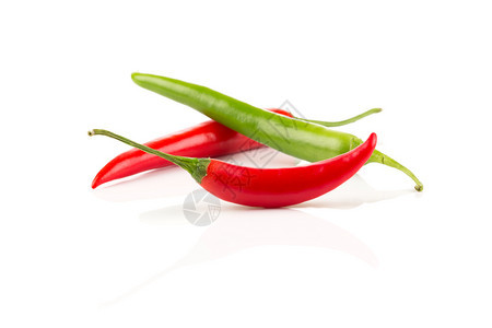 蔬菜白背景孤立的绿辣椒和红目的食物图片