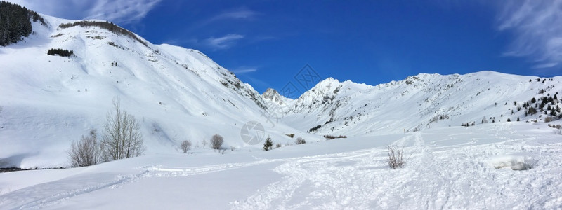 阿尔卑斯雪山的美景图片