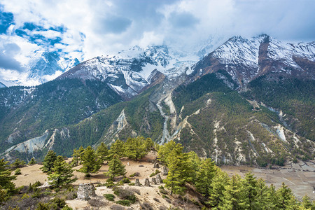 尼泊尔喜马拉雅山一些佛教徒的石碑美丽山地风景亚洲户外自然图片