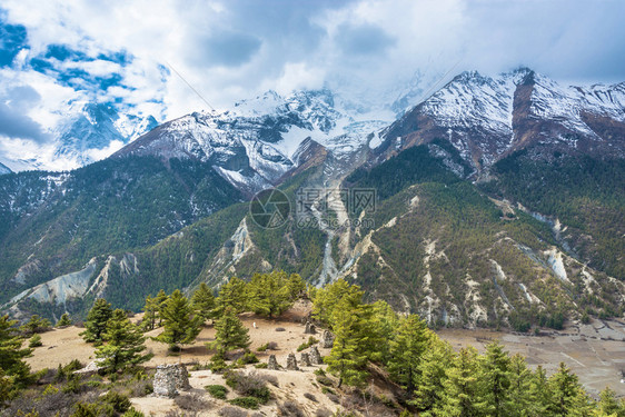 尼泊尔喜马拉雅山一些佛教徒的石碑美丽山地风景亚洲户外自然图片