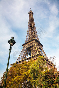 首都浪漫的旅游早上在法国巴黎的埃菲尔塔图片