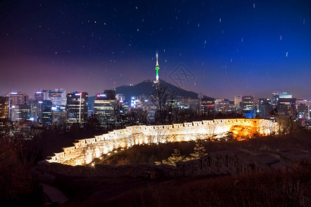 吸引力游客南韩首尔市中心城风景和首尔塔天际线图片