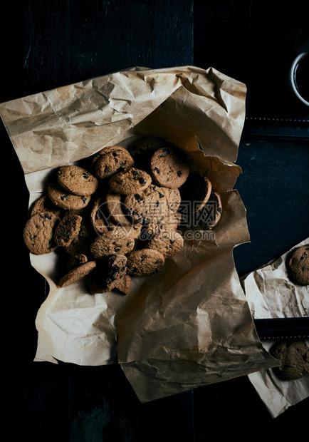 巧克力曲奇饼干在生锈背景巧克力曲奇饼干在黑暗背景白色的甜自制图片