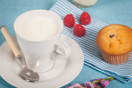 白色的覆盆子健康营养新鲜牛奶和巧克力松饼喝图片