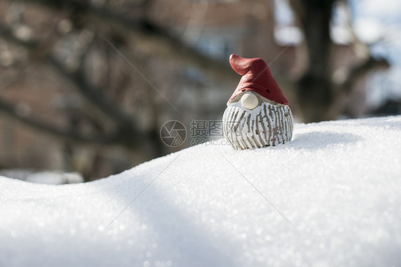 帽子雪上白中抽象的圣诞节侏儒ChistimChristma侏儒圣诞老人图片