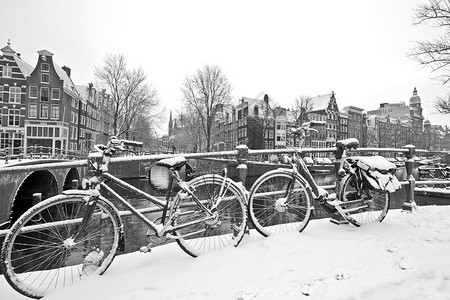 城市老的运河照片来自荷兰阿姆斯特丹市中心的雪地自行车Retro黑白相照图片