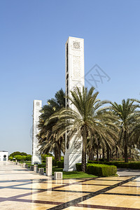 阿联酋布扎比SheikhZayedGrand清真寺两座室外照明塔的景象阿拉伯地面盛大图片