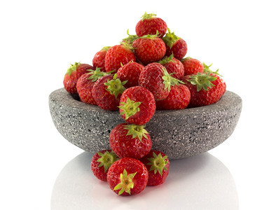 成熟多汁的红色草莓在白上隔离生的图片