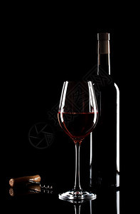 红色的一杯葡萄酒瓶子和杯玻璃液体高脚杯图片