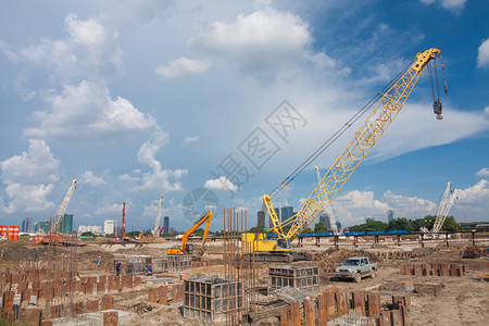 行业天空蓝色的建筑工程地造新大楼起重机图片