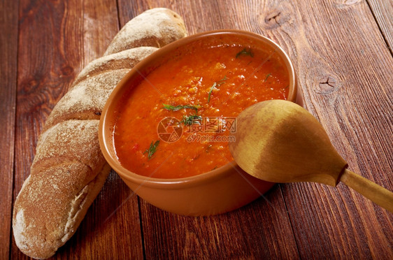 健康美食意大利番茄汤或农场式PappaalPomodoro树叶厨房图片