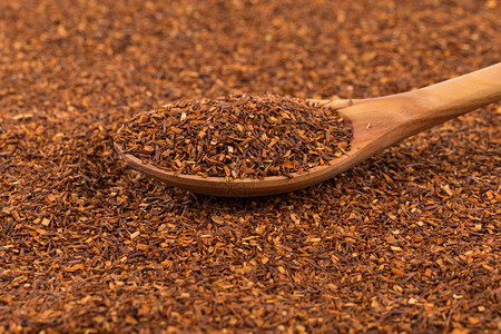 草本用勺子装上健康的传统有机茶红干罗约伊波人有机的图片
