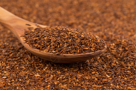传统的香气用勺子装上健康的传统有机茶红干罗约伊波人博斯图片