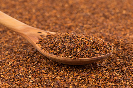 棕色的食物用勺子装上健康的传统有机茶红干罗约伊波人植物图片