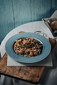 晚餐酱意大利面斯帕吉蒂海粮泰国风格的斯迪尔鱼皮西里萨吉蒂海食品图片