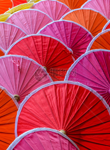 各种手工制作的天然棉花伞亚洲人雨旅行图片