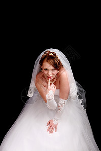 红头新娘穿着黑色背景的白礼服感裙子吸引人图片