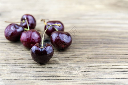 干净的浆果木桌上新樱桃选择焦点素食主义者图片