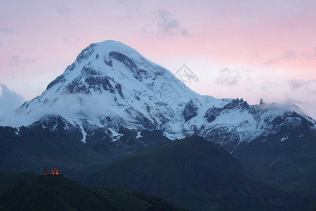 景观旅游风优美日落在佐治亚欧洲的卡兹贝克山上图片