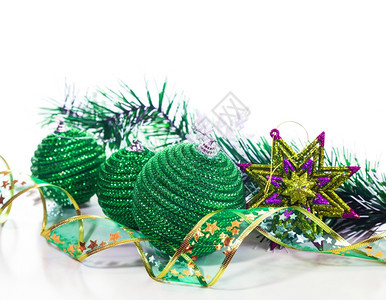 浅背景的绿色圣诞球含庆典闪亮的装饰品图片