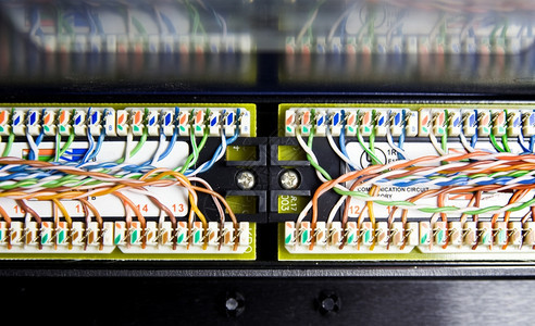 UTP在补丁面板背的无屏蔽扭曲对电缆的详细信息扭曲电线反射图片