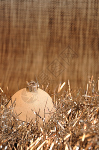 玩具球一个白色的圣诞酒杯含银色罐子和棕背景季节图片