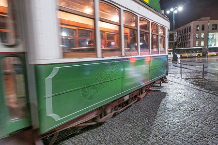 结石蓝色的晚上在里斯本绿色电车旅行背景图片