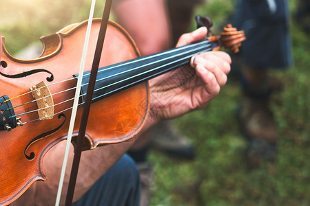 Violin在一个广受欢迎的党户外游戏头巾一种街道图片