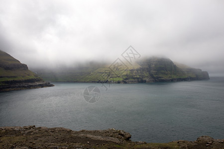 戏剧法罗群岛岩悬崖和海边的法罗群岛落基地貌的洛高山图片