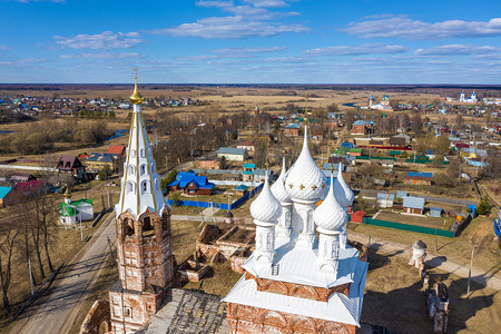 叉建造一种俄罗斯伊凡诺沃地区Dunilovo村圣母进殿派教堂白雪圆顶阳光明媚的日天图片
