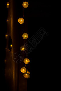 装饰地球墙上的灯泡挂着光重点庆典假期图片