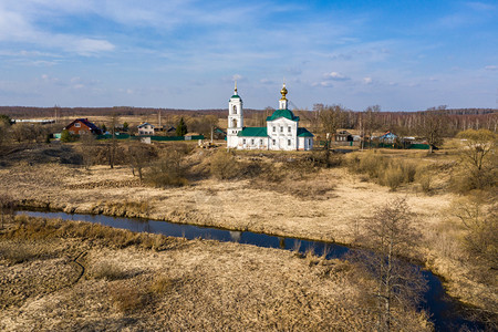 Sidorovskoye村和约翰浸信会初春圣诞教堂的景象从无人驾驶飞机拍摄景观西多罗夫斯基天图片