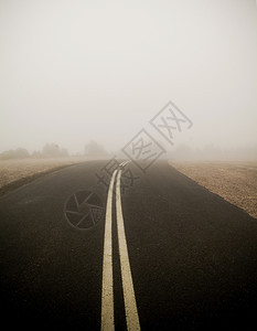 黑路两条线消失在浓雾中山幽灵般的柏油图片