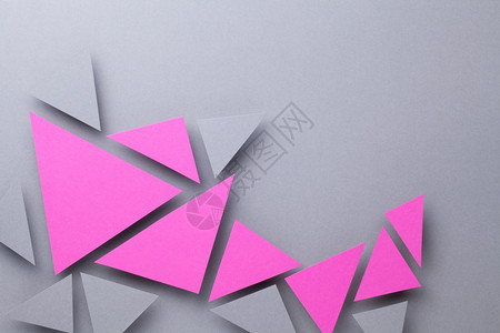灰纸背景面上最小几何构成与粉色和灰三角形的粉和灰三角形相比墙复制几何学图片