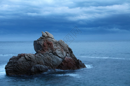 海洋中岩石的景结天气巨图片