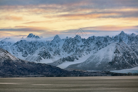 壮观的雪山景观图片