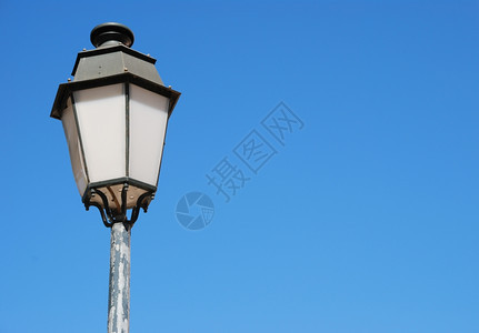 蓝色天空背景的古老灯柱历史董金属图片