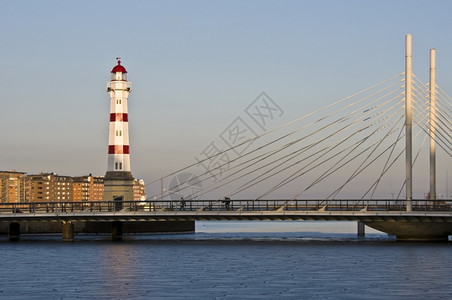 瑞典马尔默市美丽的红色条纹灯塔运输工业的桥图片