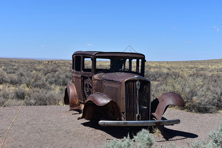 森林经典的在亚利桑那州6号公路上发现的古老董车图片