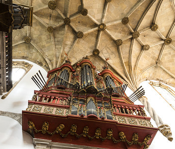 管道华丽的18世纪巴罗克管器官和葡萄牙科英布拉圣克鲁斯修道院主天花板顶的根部里面图片