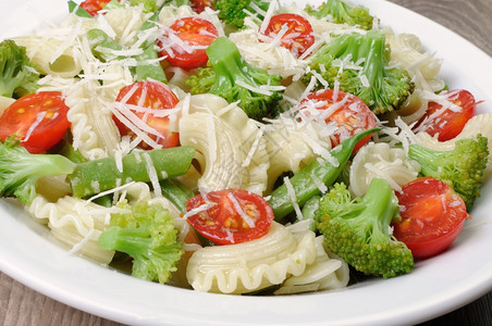 含有西兰花红柿青豆和面粉的意大利绿色帕尔马干酪营养的图片