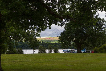 张鸭子分支机构草苏格兰卡梅伦湾洛克蒙湖岸和水上飞机的风景美丽背景