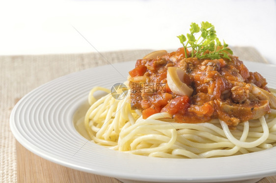 食物一顿饭美面条意大利和番茄牛肉酱在盘子上图片