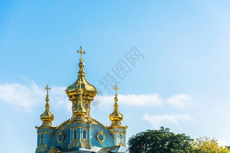金的俄语巴洛克式位于彼德霍夫教堂的美丽金圆顶在蓝天的背景上图片